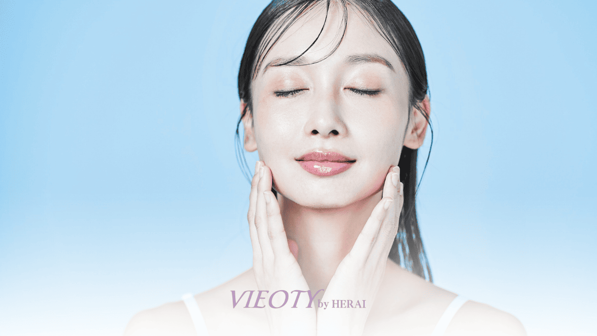 年齢を重ねた変化を受け入れ、自信に満ちた笑顔を見せる50代の女性