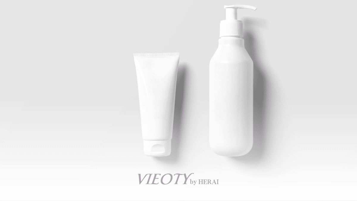 シンプルで自然派なイメージの化粧品ボトル