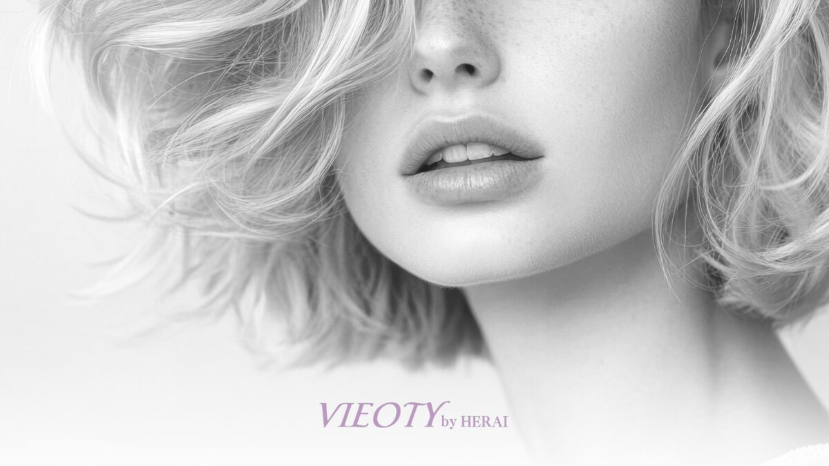 年齢による髪の変化（うねり・白髪・ボリュームダウン）に悩む40代・50代のためのエイジングヘアケア戦略を解説する画像。ツヤのある髪を取り戻し、自信に満ちた女性。