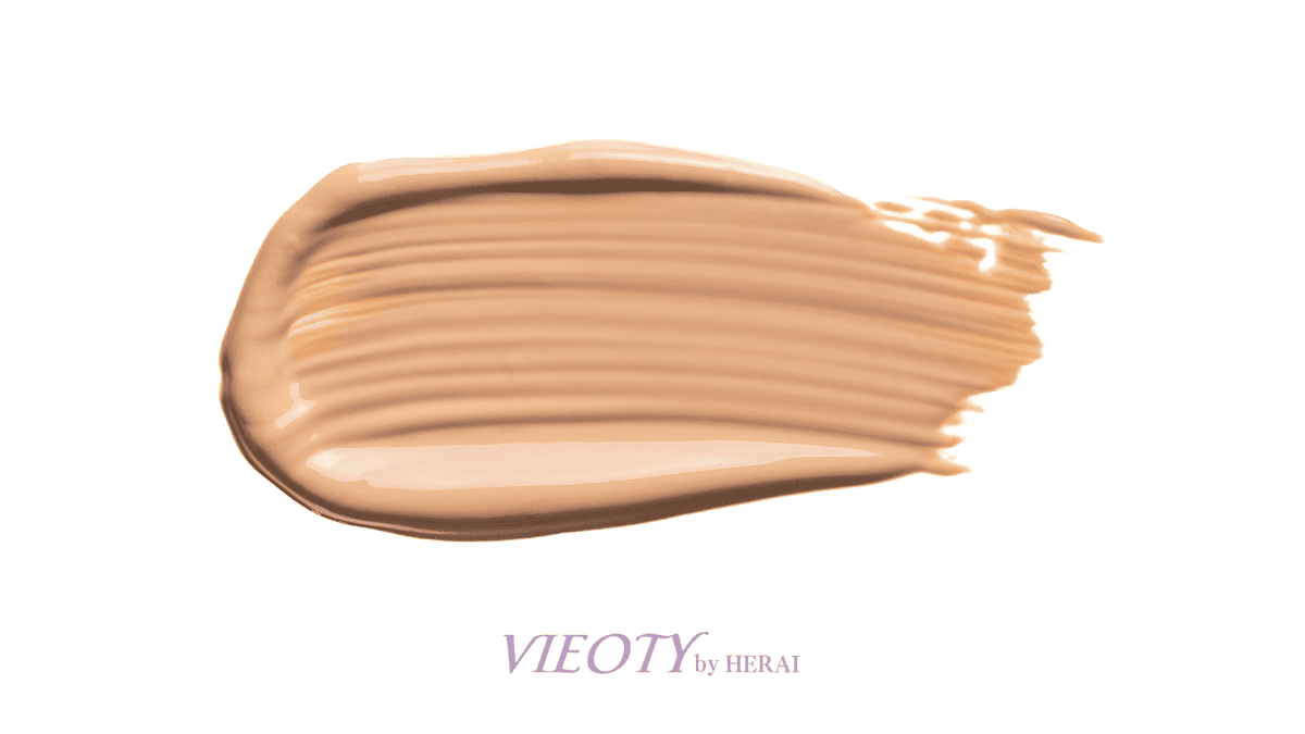 どんな肌色にも不思議と馴染むオーラカバーセラムを伸ばしている様子