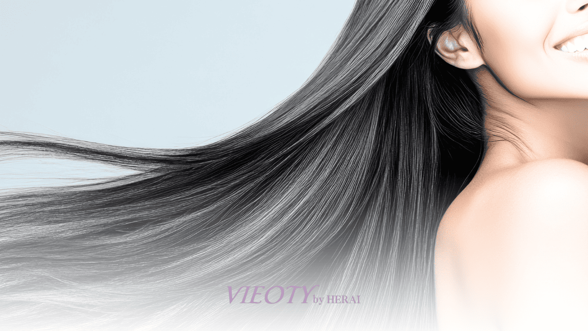 髪と肌を鏡で見ているモデル