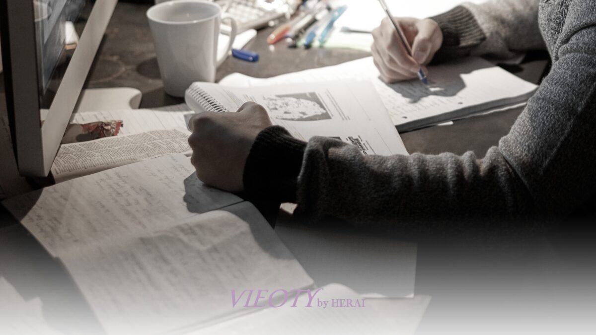 「VIEOTY」の3ステップでスキンケアとヘアケアをまとめる新常識を解説する画像。18本の化粧品が3本に集約されるイメージで、開発者の葛藤と時短美容の哲学を表現。