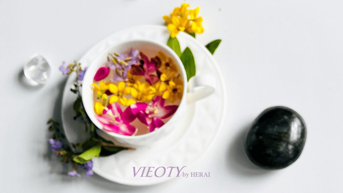 昼の光と夜の静けさの中で、それぞれのエリクティーを楽しむシーン