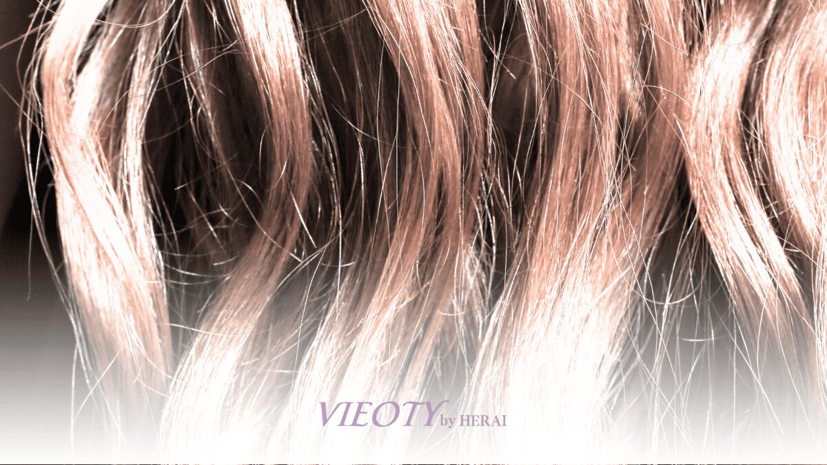 根元のくせ毛と毛先のストレート部分の扱いに悩む女性