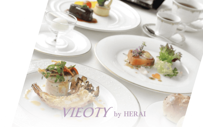 シェフが盛り付けた美しいコース料理