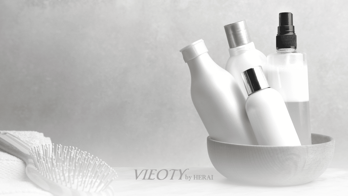 シャンプーボトルの裏にある成分表示、ボトルを真剣に見ている