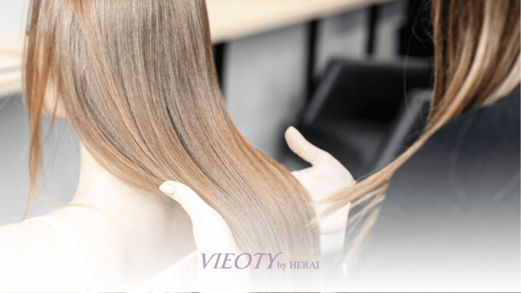 美容師がお客様の髪の悩みを真剣に聞いているカウンセリング風景