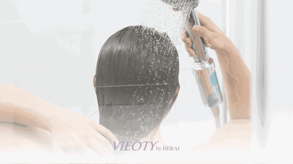 たっぷりの泡で、髪、顔、肌をこすらず優しく洗っている女性