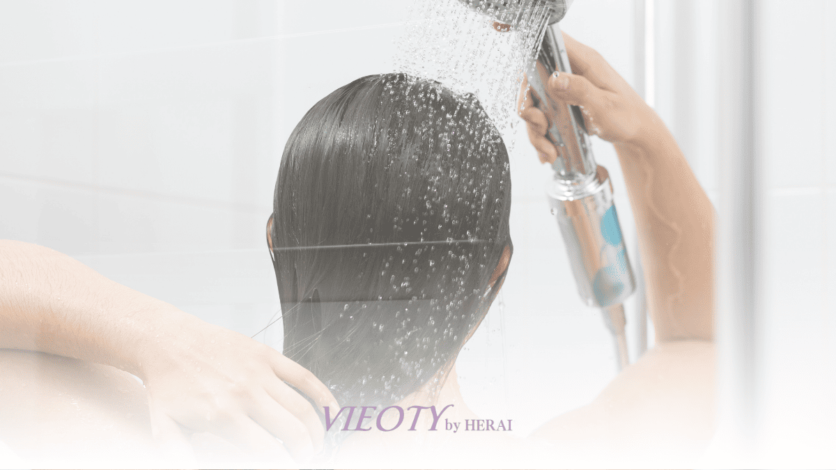 たっぷりの泡で、髪、顔、肌をこすらず優しく洗っている女性