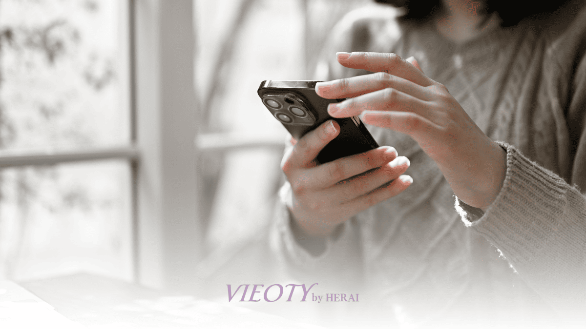 スマートフォンで口コミサイトを見ているが、情報が多すぎて困惑している女性