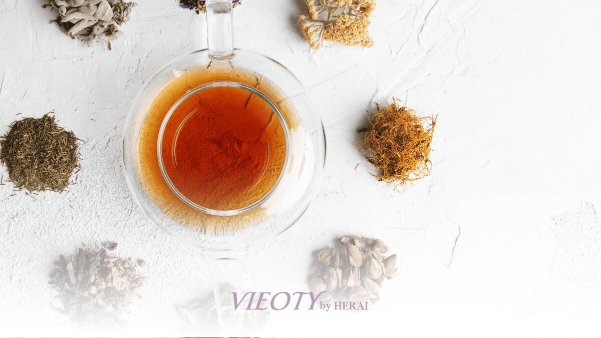 美しいハーブティー「エリクティー」と、内側から輝く女性のイメージ