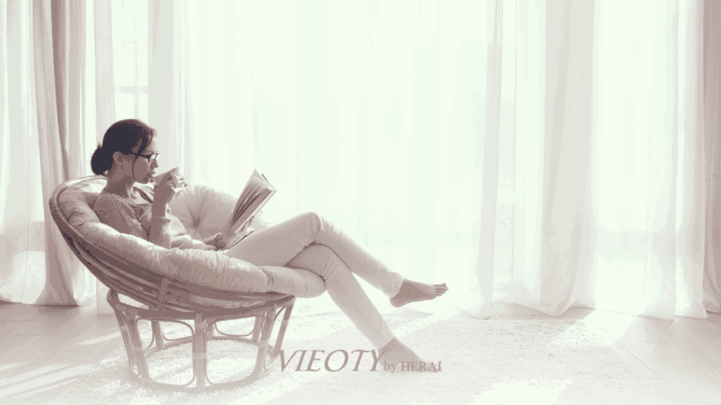 内側から美しさを育む、心のセルフケア方法を解説する画像。穏やかな表情の女性がストレスを解消し、心を整えるマインドフルネスを実践している。