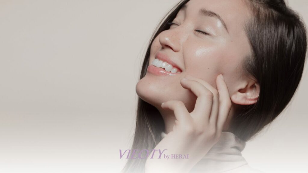 40代・50代に向けたオーガニックエイジングケアの方法を解説する画像。上質なオーガニックコスメと植物が並び、肌に優しい自然派スキンケアを表現。