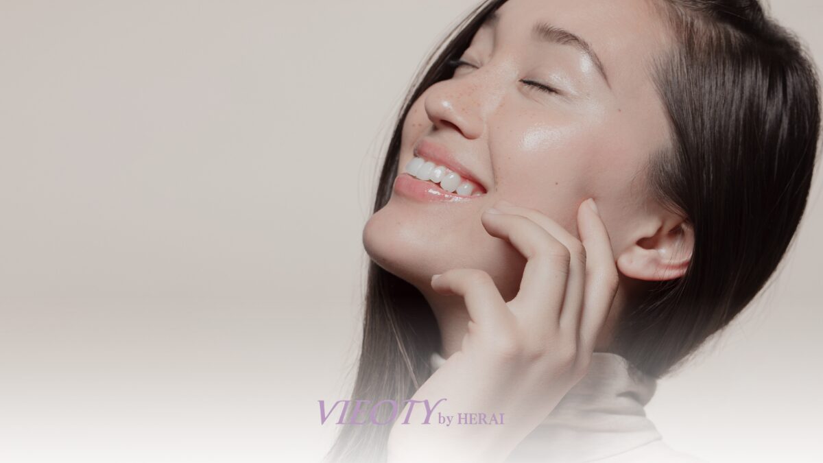 40代・50代に向けたオーガニックエイジングケアの方法を解説する画像。上質なオーガニックコスメと植物が並び、肌に優しい自然派スキンケアを表現。