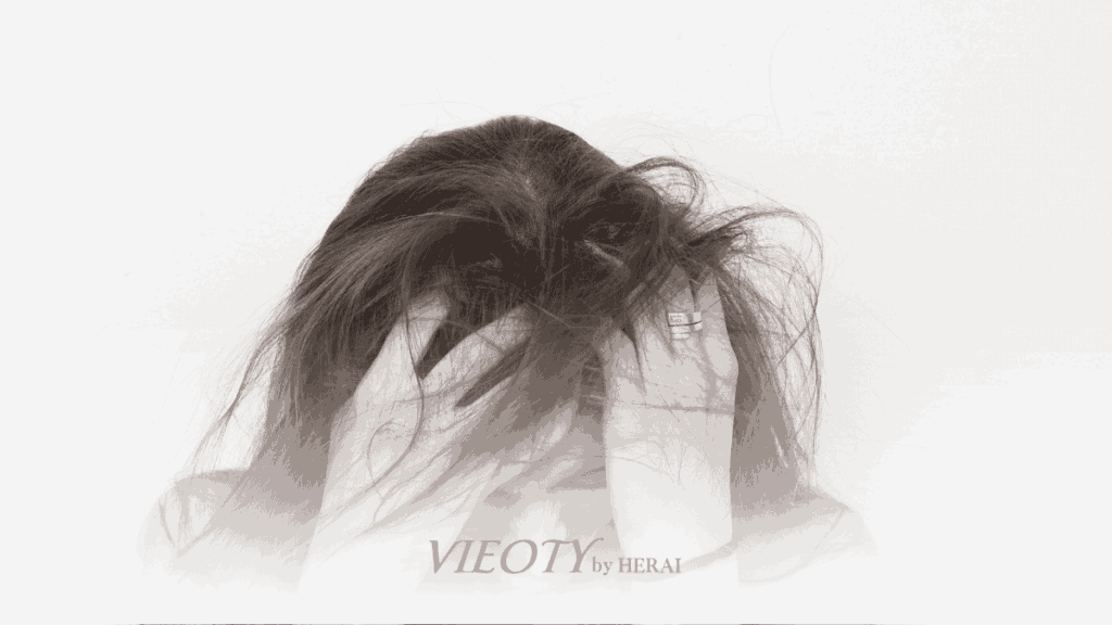 くせ毛の女性が頭を抱えている様子