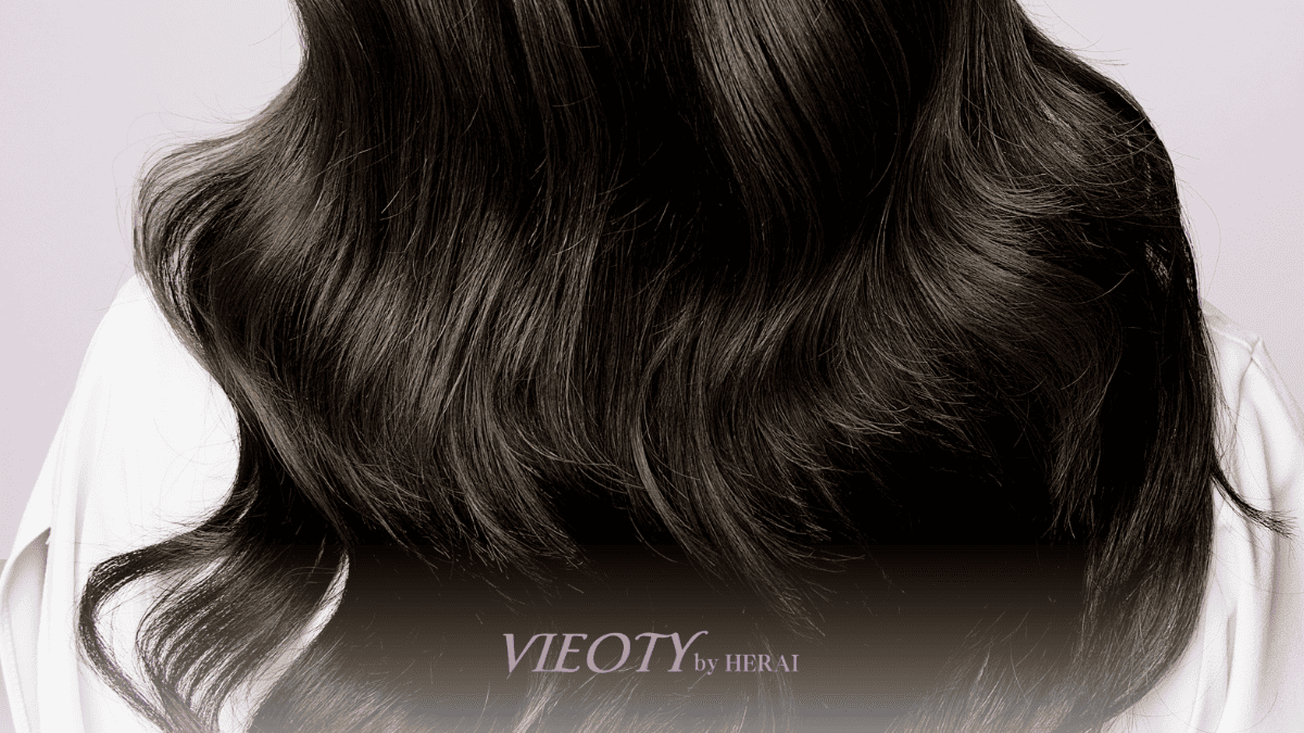 「ストレートヘアが美しい」という古い価値観の鎖を断ち切るイメージ