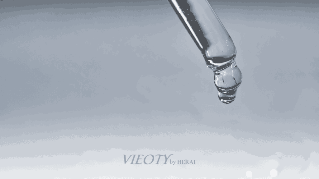 レチノールの化学構造式とバクチオールの原料となる植物が並んでいるイメージ