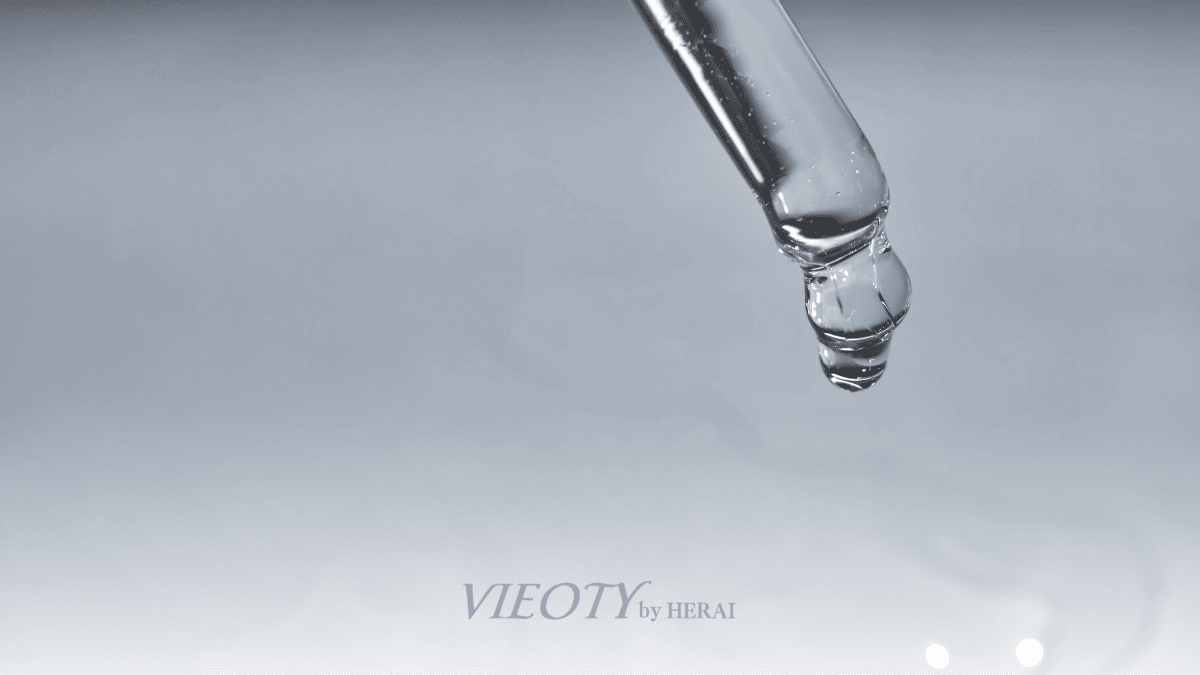 レチノールの化学構造式とバクチオールの原料となる植物が並んでいるイメージ