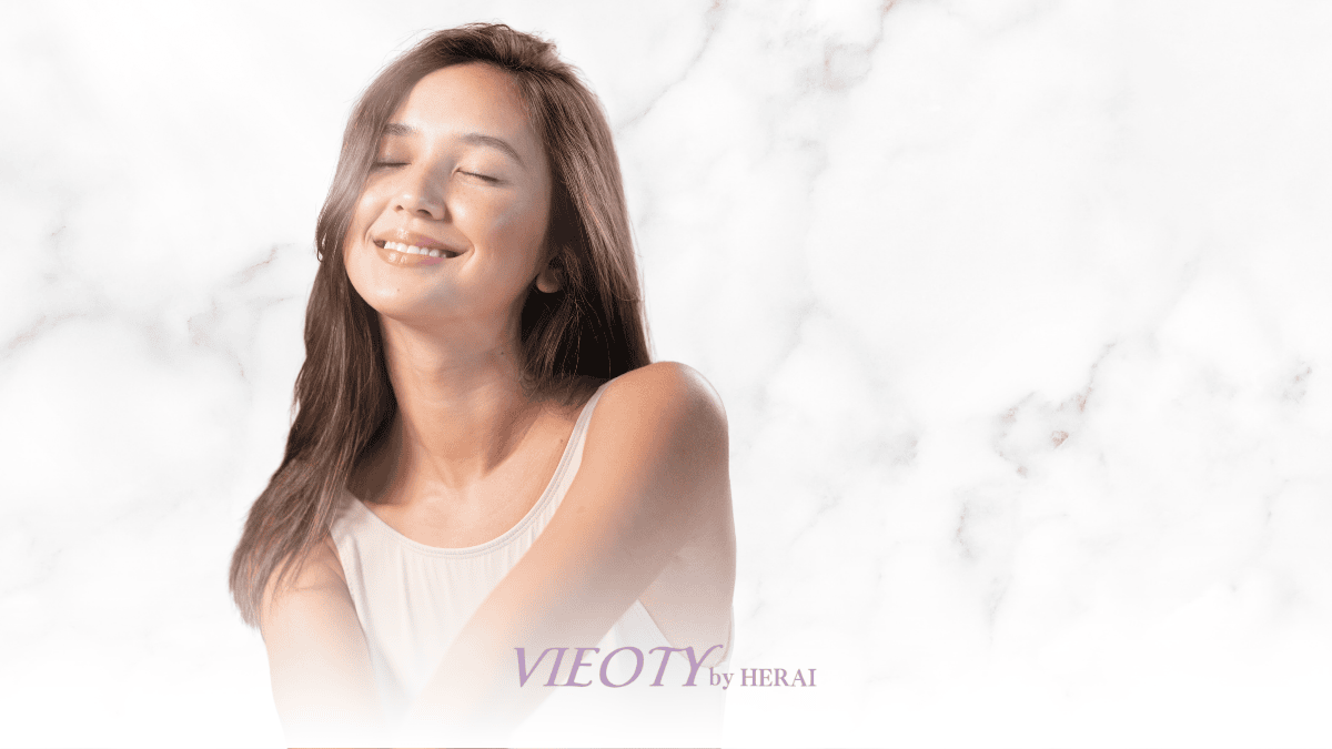 大人の女性が優しく自信に満ちた肌をみせている様子