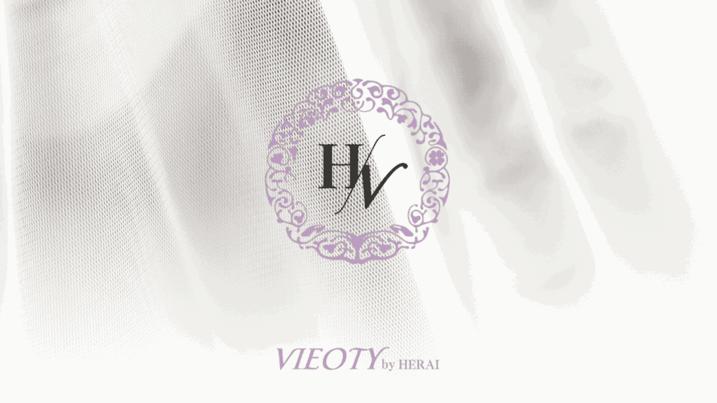 HERAIが保護猫を優しく抱きしめている写真