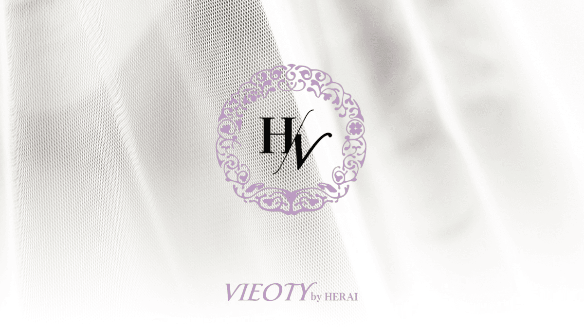 HERAIが保護猫を優しく抱きしめている写真