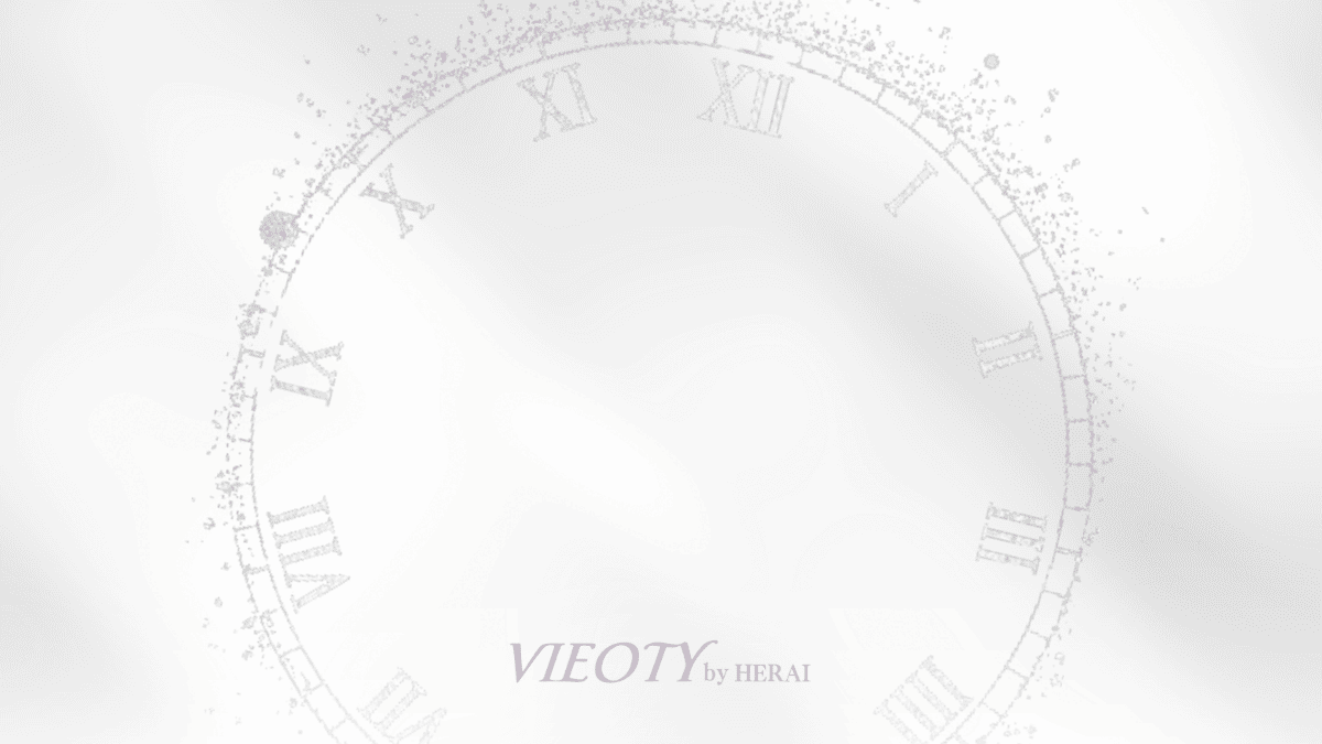 時間の流れを美しい時計で表現し、その横にVIEOTY製品が置かれるイメージ