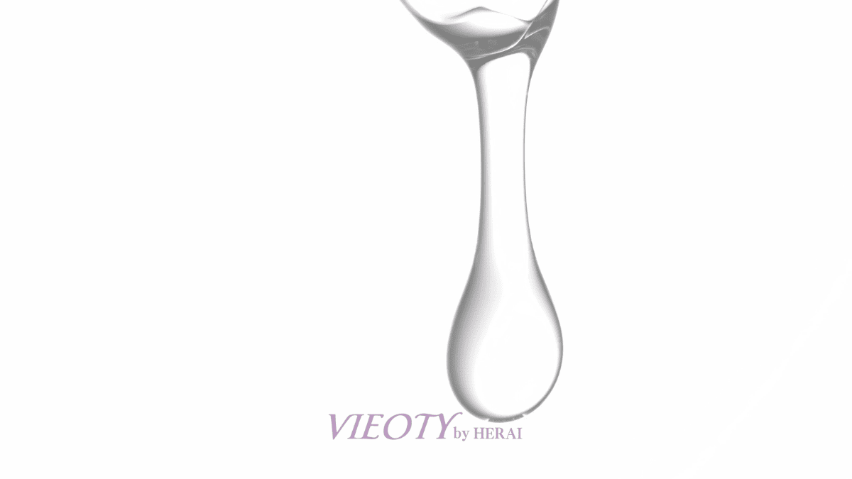 様々な植物エキスが美しいバランスで調和している様子のイメージ