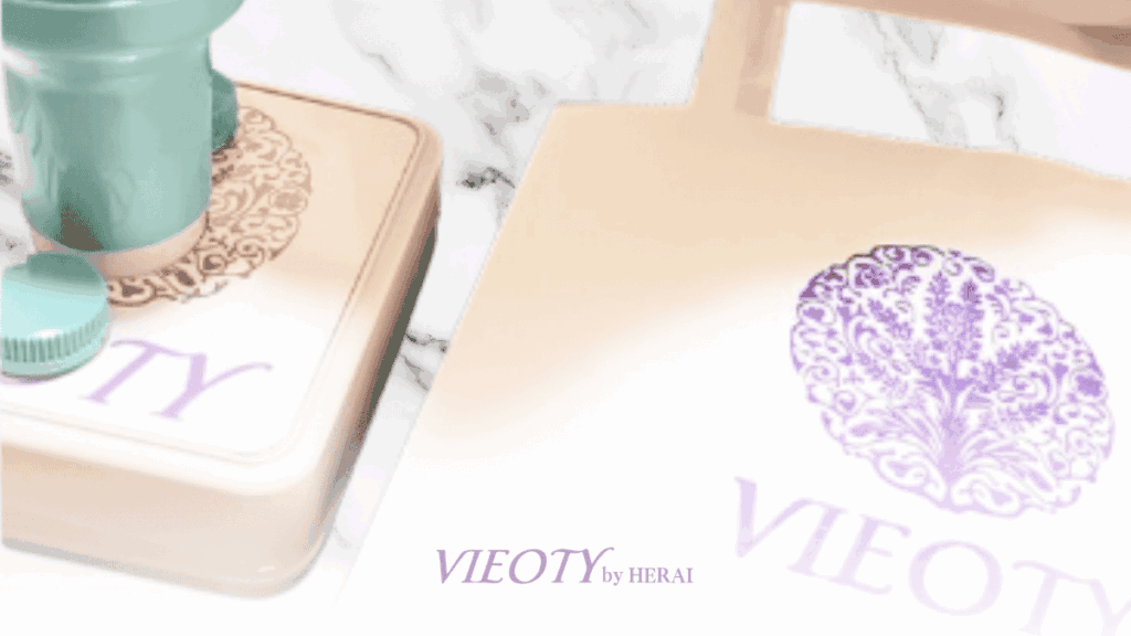 HERAIがVIEOTYのショッパーに一つひとつ丁寧に手押しスタンプを押している様子