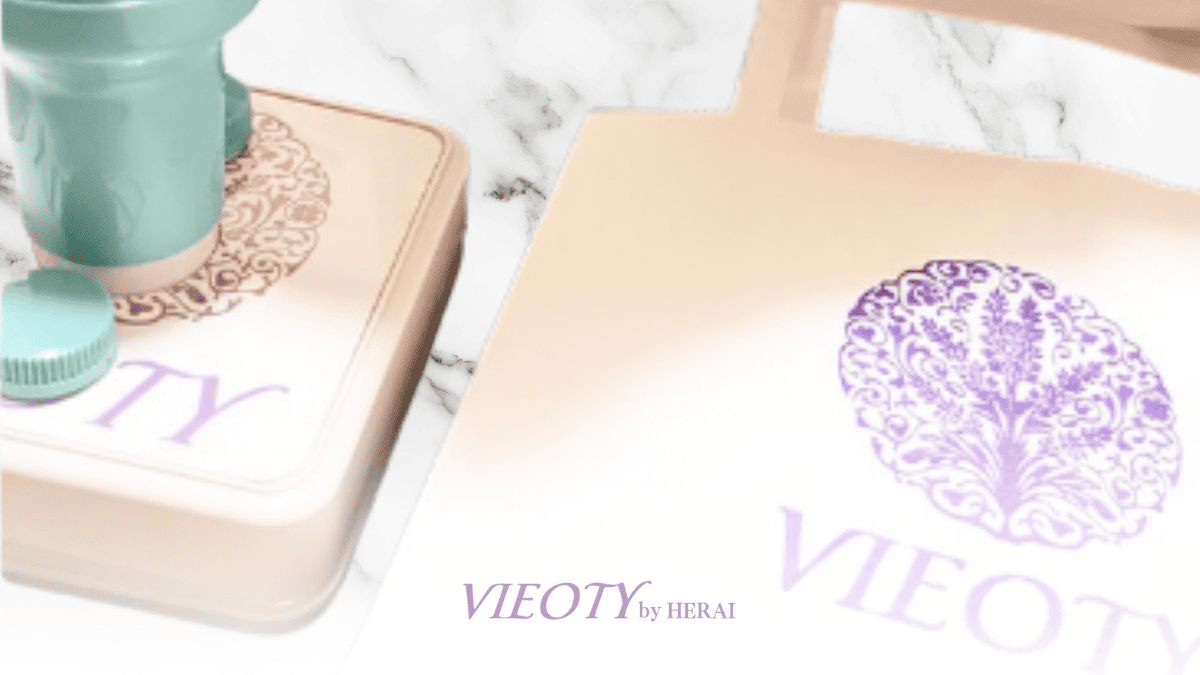 HERAIがVIEOTYのショッパーに一つひとつ丁寧に手押しスタンプを押している様子