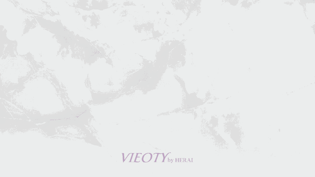 美しいアンティークの天秤。片方の皿には豪華なデパコスの瓶が数個、もう片方の皿にはシンプルなVIEOTYのボトルが一つだけ置かれ、後者（VIEOTY）の皿が深く沈んで釣り合っているイメージを用意。