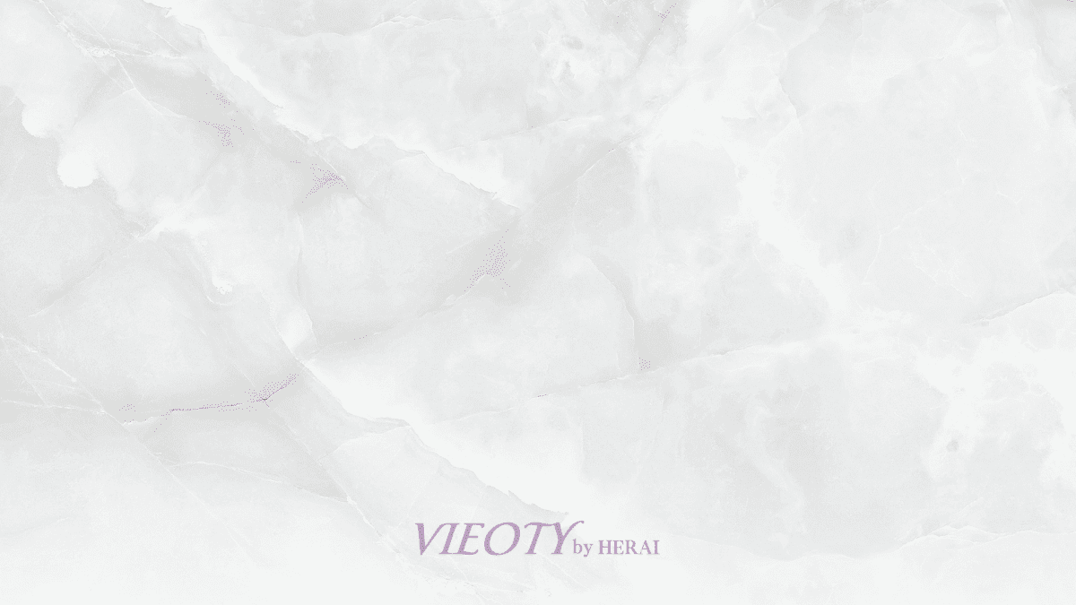 美しいアンティークの天秤。片方の皿には豪華なデパコスの瓶が数個、もう片方の皿にはシンプルなVIEOTYのボトルが一つだけ置かれ、後者(VIEOTY)の皿が深く沈んで釣り合っているイメージを用意。