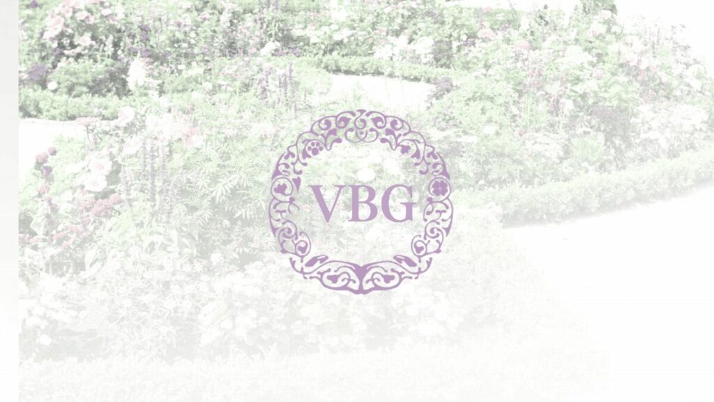 VIEOTY顧客参加型コミュニティVBGでの対話と共創を象徴するイメージ。上質なノートに書き留められたアイデアと、一杯のお茶、製品の試作品が置かれている。