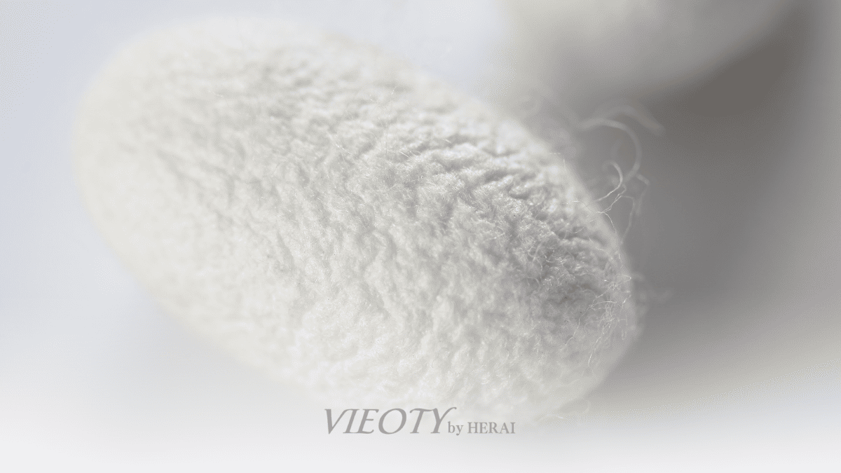 滑らかなシルクの布と、それが髪と肌に変わるようなイメージ