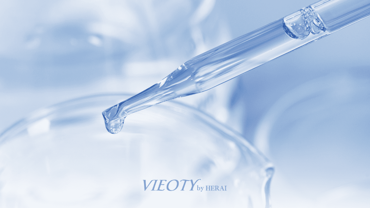 ナイアシンアミドのとろりとしたテクスチャで、内側から輝くような健康的な肌へ