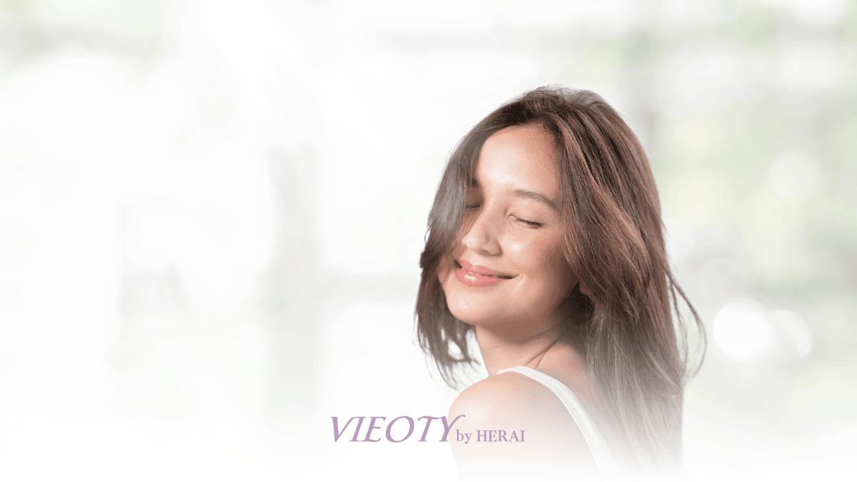 現在の自分と未来の輝く自分のイメージが重なる笑顔の女性写真