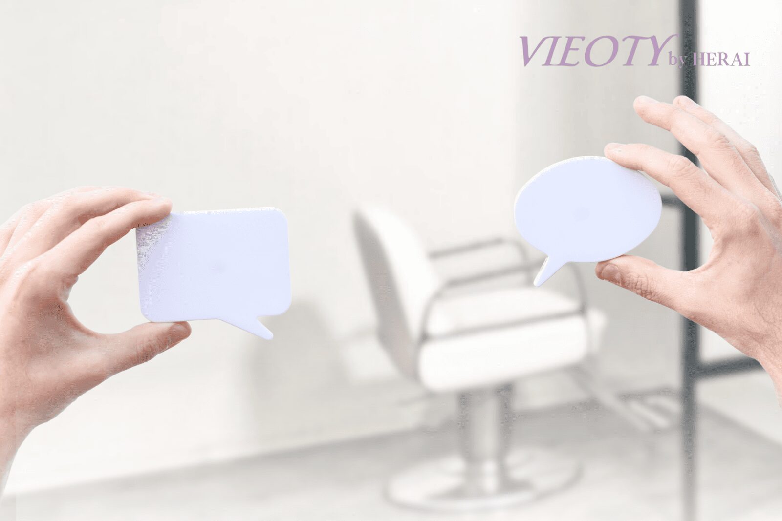 表参道サロンでのカウンセリングの様子。お客様がリラックスしてHERAIに相談している。