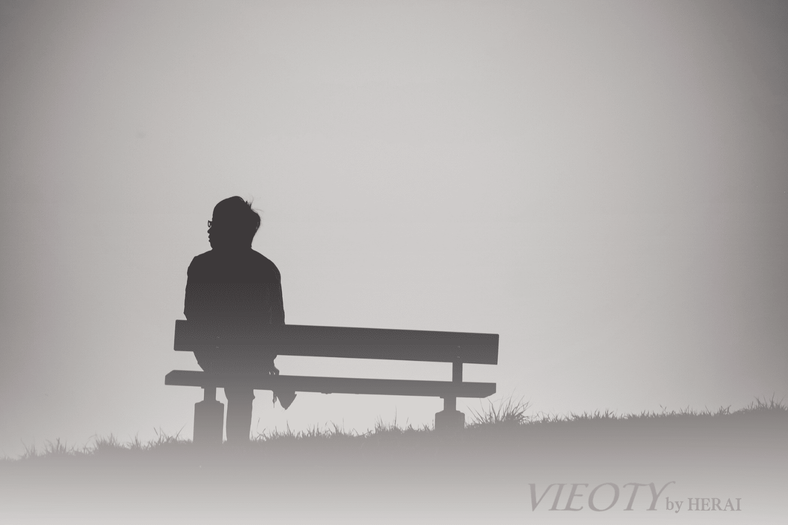 自身の髪や肌と向き合う、真摯な表情のHERAIのイメージ