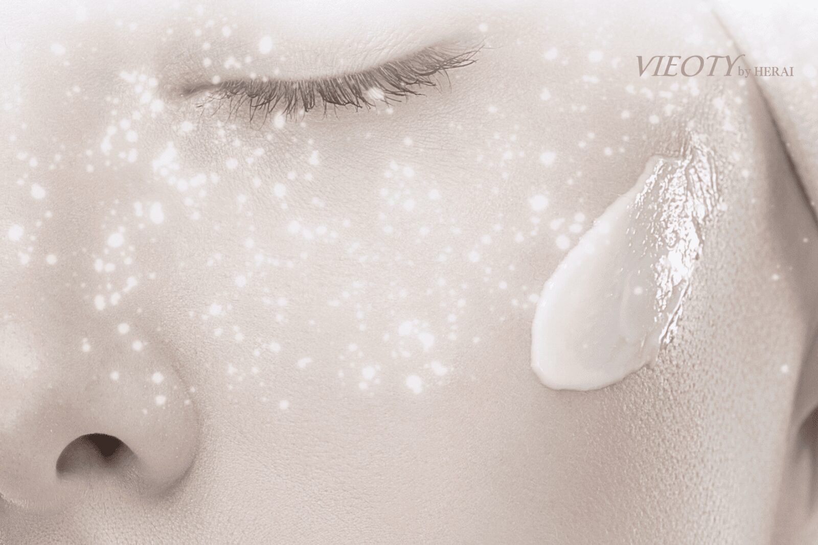 女性の手元がVIEOTYのクリームを両手で温め、その豊かな香りを深く吸い込んでいるクローズアップ。香りが立ち上り、心を癒す美刻ケアの瞬間。