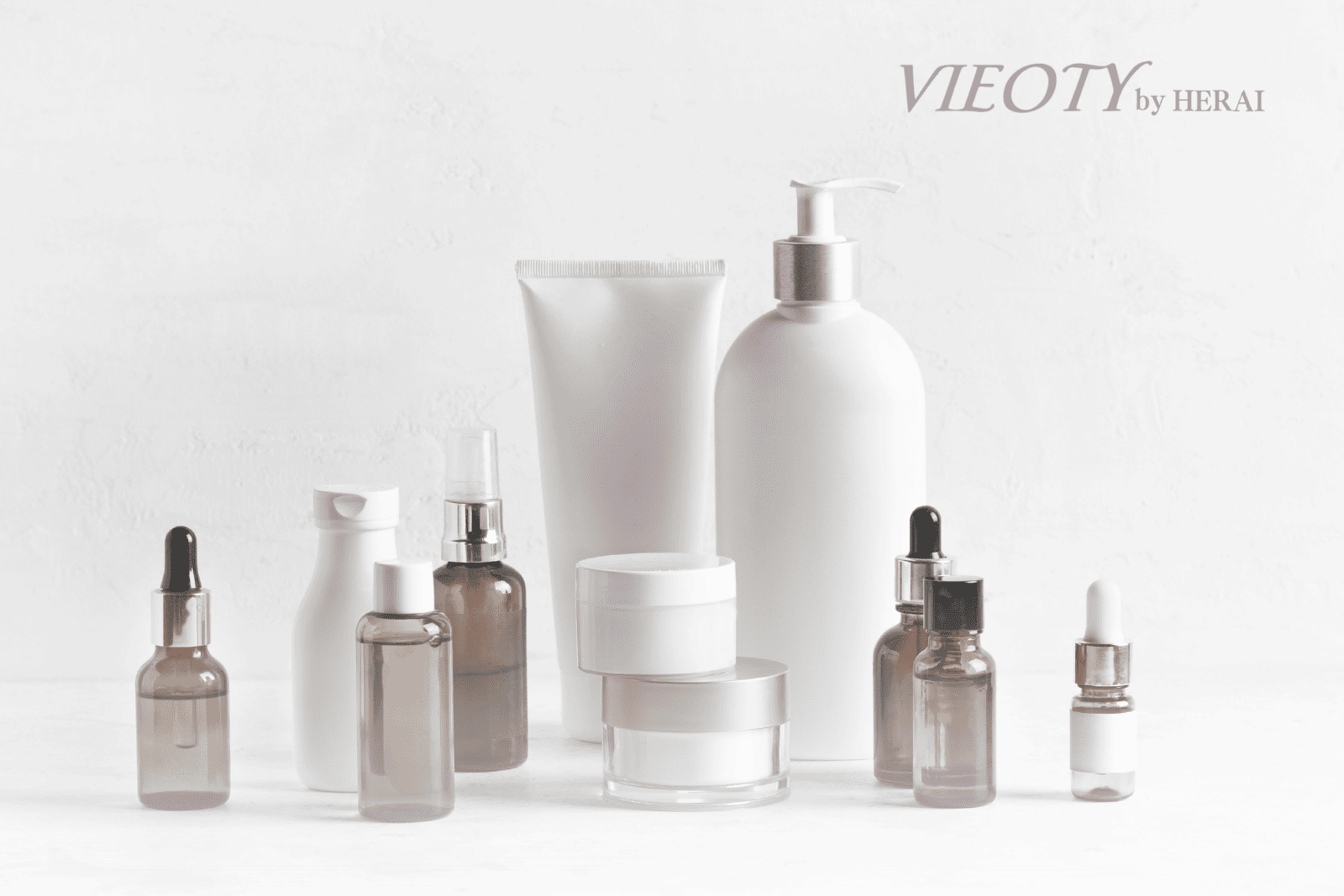 ブランド名や価格を隠すため、無地の容器に入れ替えられた多数の化粧品。本質的価値を見極めるブラインドテストの風景。