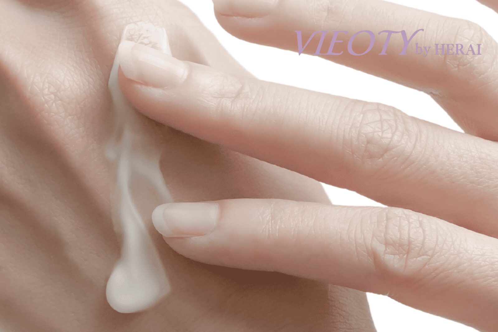 VIEOTYクリームの濃厚で滑らかなテクスチャ。指先で掬い上げた、コクがありながらも滑らかな白いクリーム。