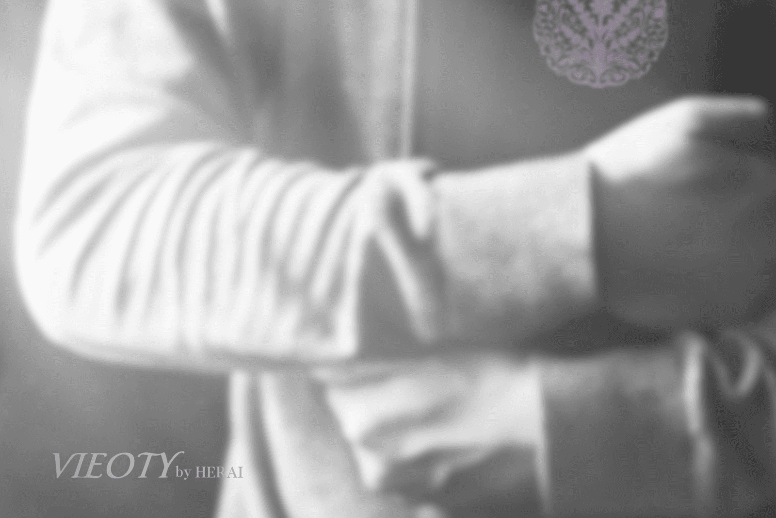 VIEOTY創設者でくせ毛専門美容師のHERAI。彼の哲学と顧客への想いが込められた、誠実な眼差しが印象的なポートレート。