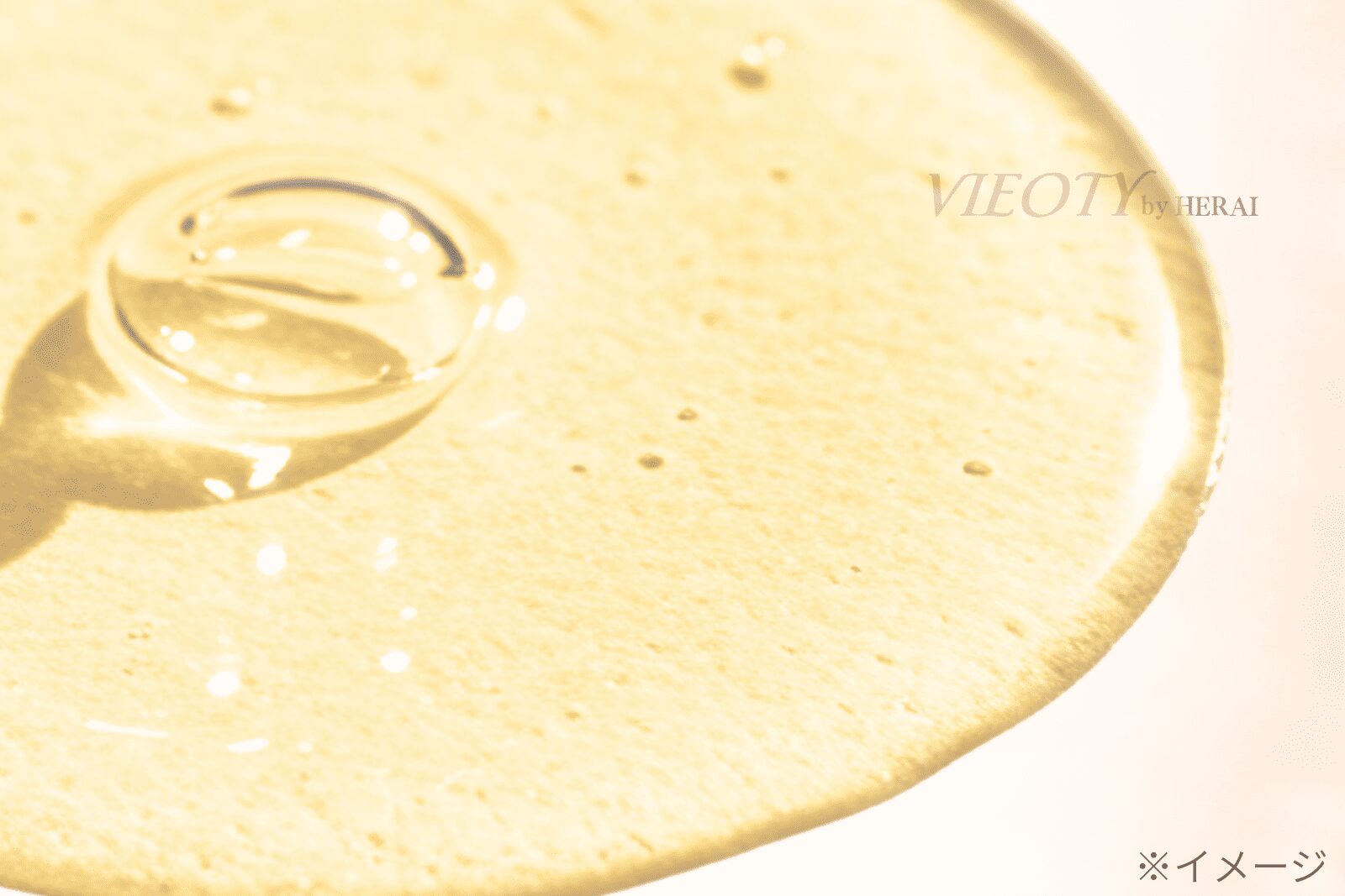 ハーモニーウォッシュの瑞々しいテクスチャ。手のひらに乗せられた、とろみのある透明なジェルが光を反射している。