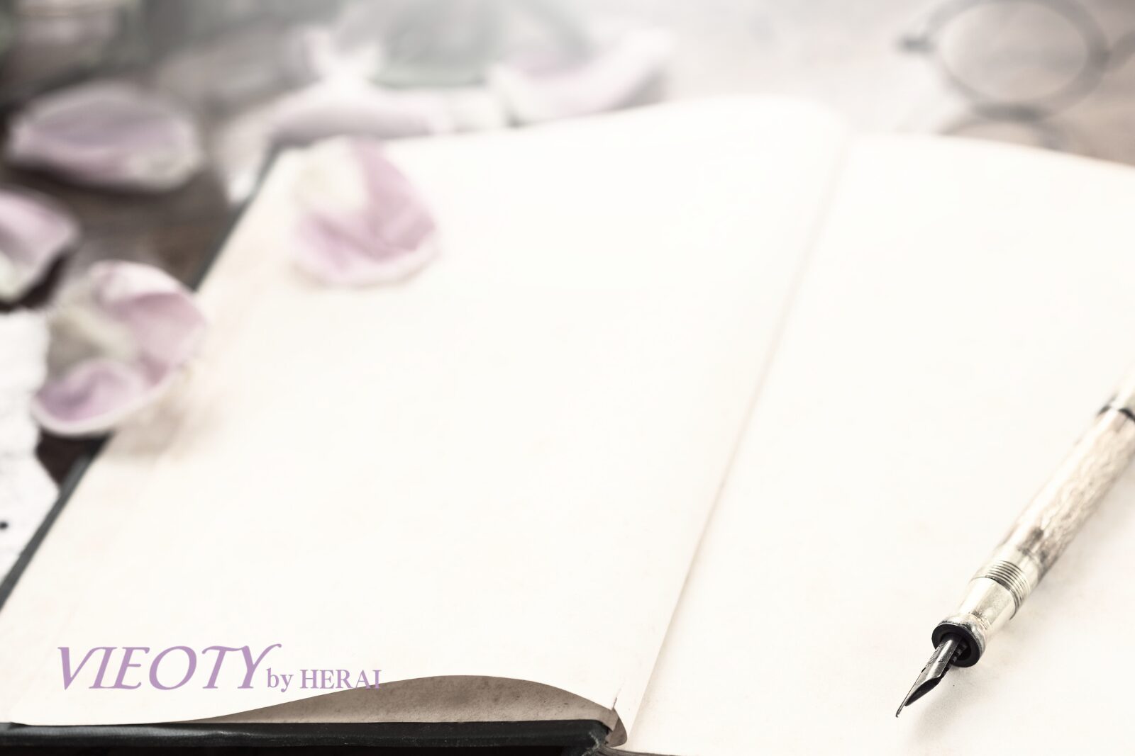 VIEOTY創設者HERAIが、上質なデスクで万年筆を手に、お客様への想いを手紙に綴っている様子のクローズアップ。彼の「生涯の美のパートナー」としての覚悟と哲学が込められている。