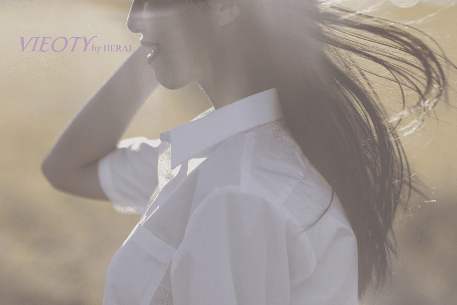 VIEOTYが提唱する心と体の調和を象徴するイメージ。静かな空間で女性が目を閉じ、穏やかな表情で自分自身と向き合っている。