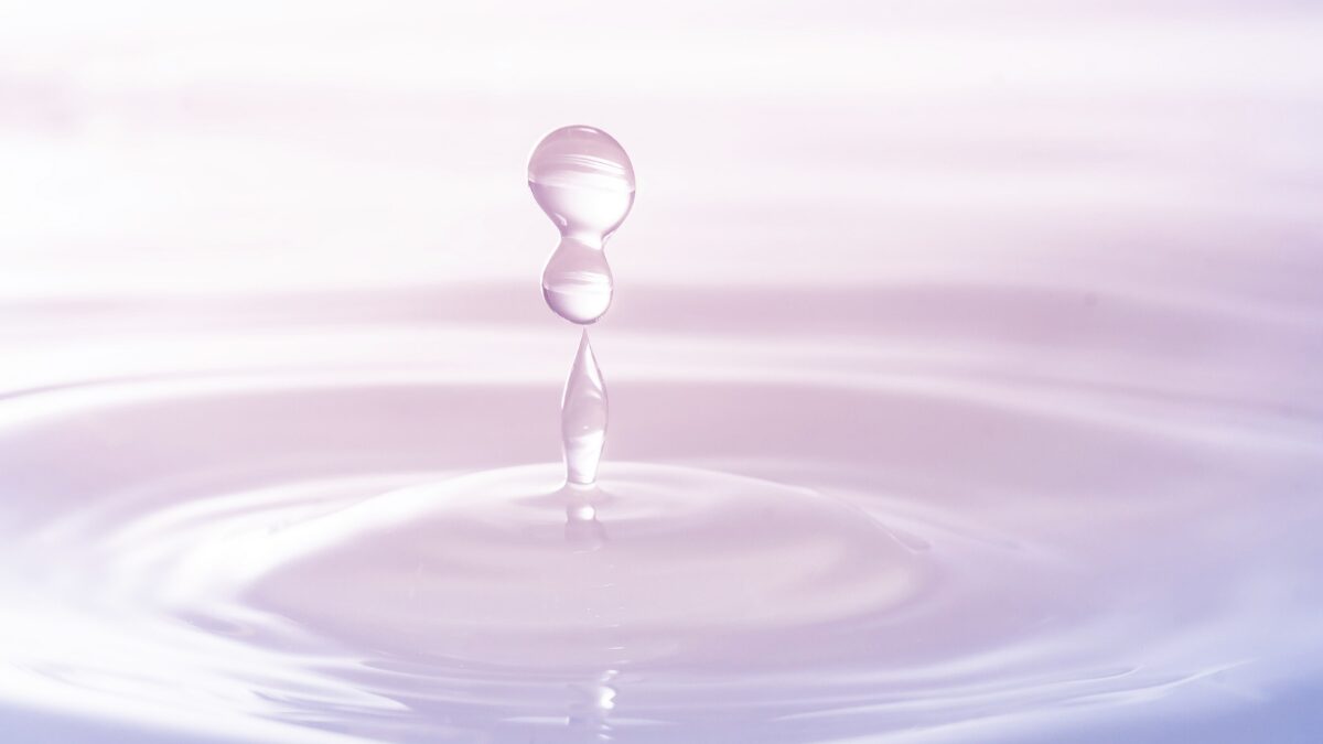 VIEOTYのブランド哲学「髪・肌・心をひとつに繋ぐ」を象徴するアイキャッチ画像。一滴のしずくが美しい波紋を描く。