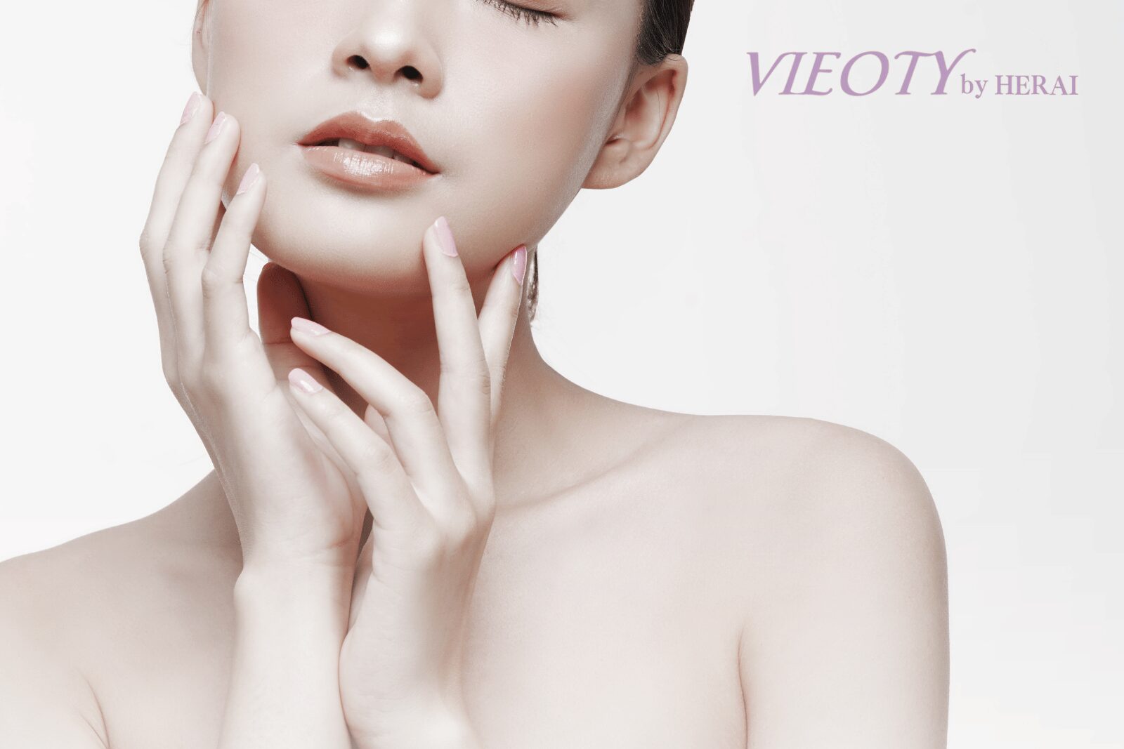 VIEOTYのホリスティックケア*を体験し、心地よさそうに目を閉じる50代女性。