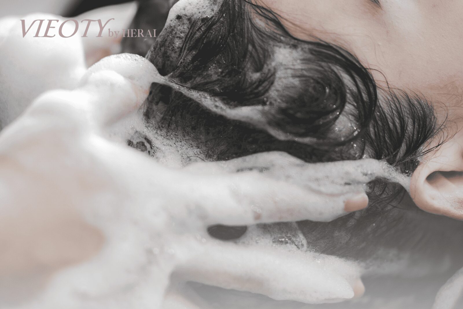 プロによるシャンプーの様子。豊かな泡と優しい手つきで頭皮をマッサージしている。