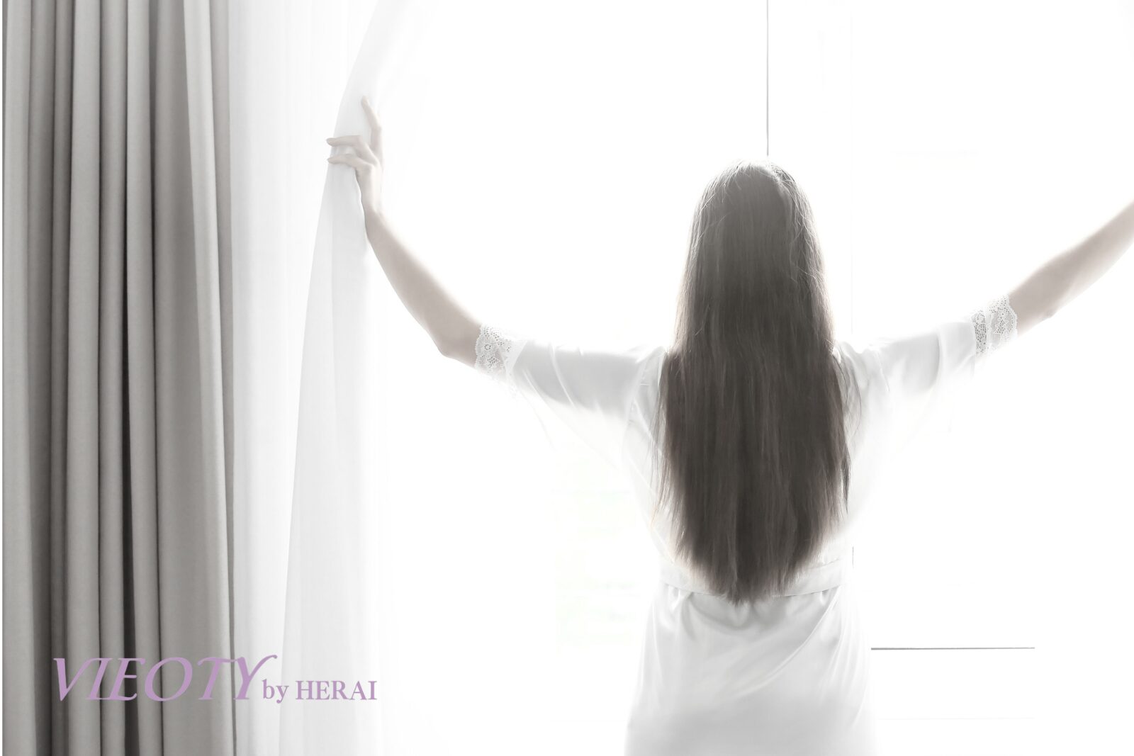 落ち着いた雰囲気のVIEOTYサロンで、ハーブティーを飲みながらリラックスする女性。大きな窓から自然光が差し込み、心から安らげる上質な空間であることが伝わる。