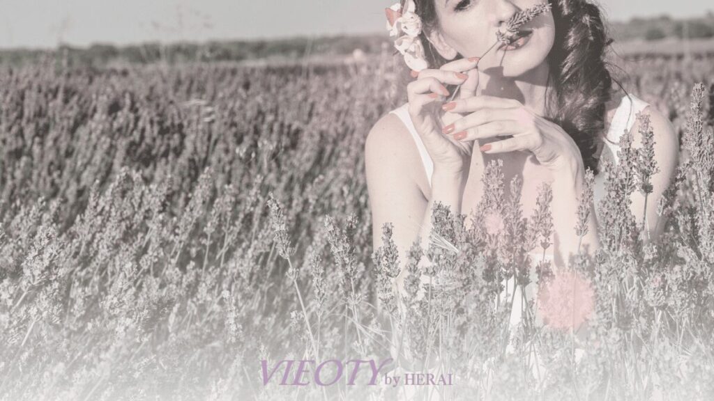 優雅な香りの分子が、人の横顔を通り抜け、脳の中心にある輝く感情の源(大脳辺縁系)へと直接届いていく様子を描いたコンセプトイメージ。