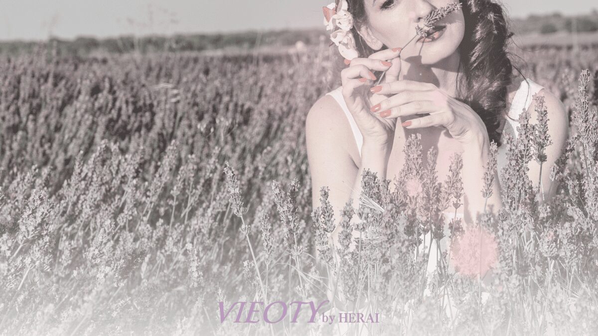 優雅な香りの分子が、人の横顔を通り抜け、脳の中心にある輝く感情の源(大脳辺縁系)へと直接届いていく様子を描いたコンセプトイメージ。